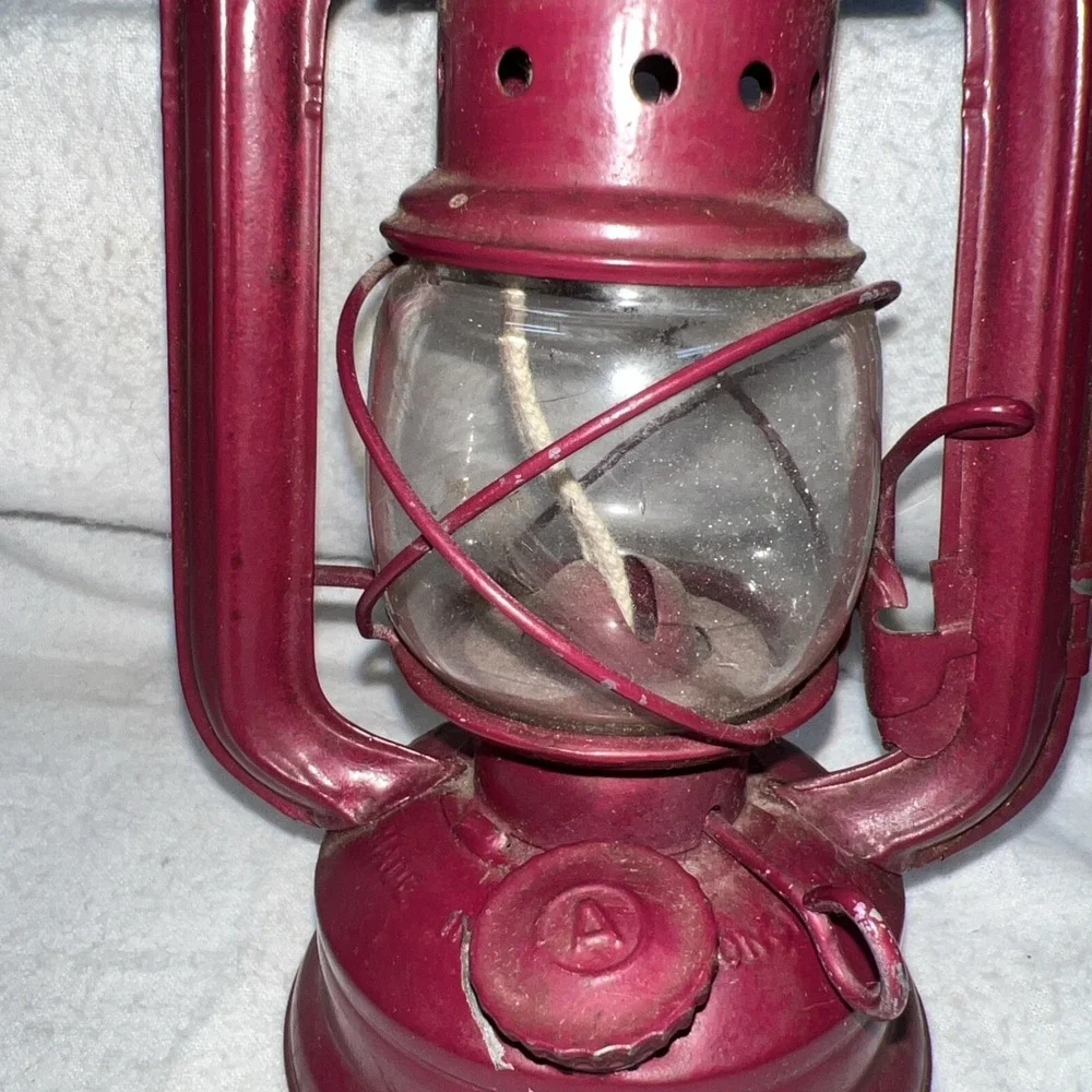 Original Kerosene Lantern Kerosene Red Made in Hong Kong Hurricane No. 202